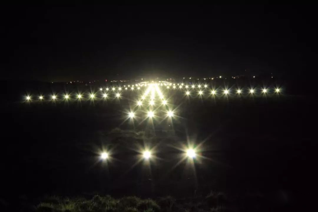 利比里亞國際機(jī)場跑道上的LED燈點(diǎn)亮了！